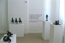 Photographie de l'exposition <strong><em>Mots de poils &amp; de plumes </em></strong>d'André Balthazar et Claire Kirkpatrick. Musée Ianchelevici (La Louvière), du 15 mars au 4 mai 2008